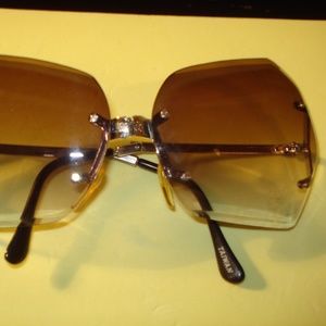 COPY - Vintage Womens Large Fold Up Sun Glasses n Case  Never Worn!